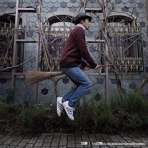 哈利波特骑着扫帚飞是谁唱的