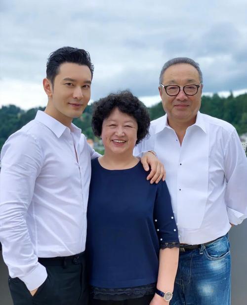 黄晓明父亲还在吗