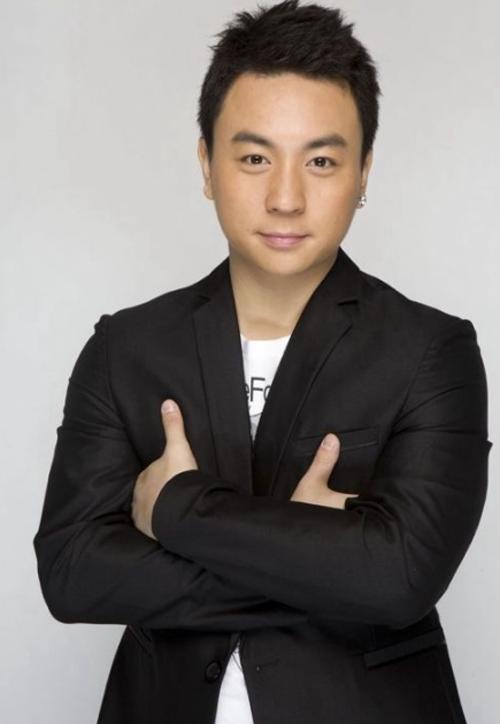 释小龙是哪个经纪公司的艺人
