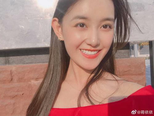 如何评价蒋依依的长相