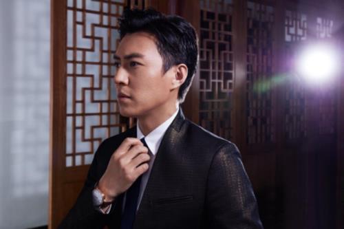 在远方中靳东的扮演者