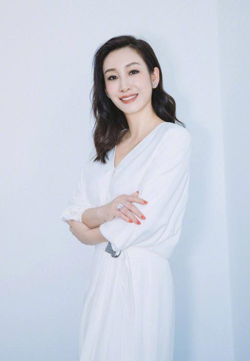 40岁女人穿搭如何避免艳俗学秦海璐，教你穿出知性优雅