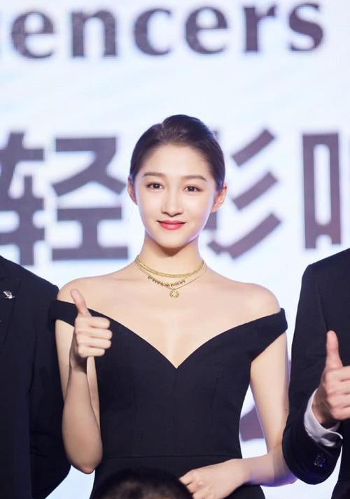 关晓彤是平胸吗
