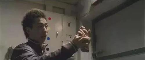 门徒里那个断手的条子是谁