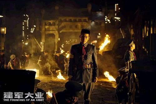 建军大业中三枪为令下一句是什么