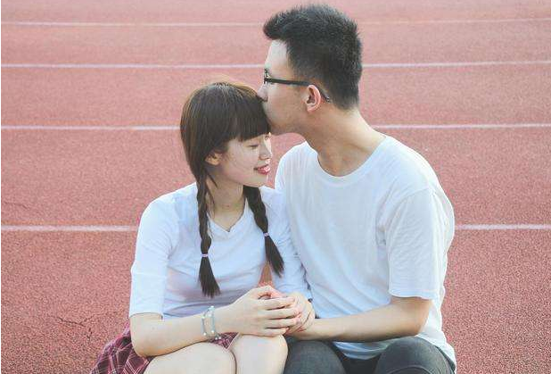 男人想抱抱你代表什么，如何回应男人的拥抱