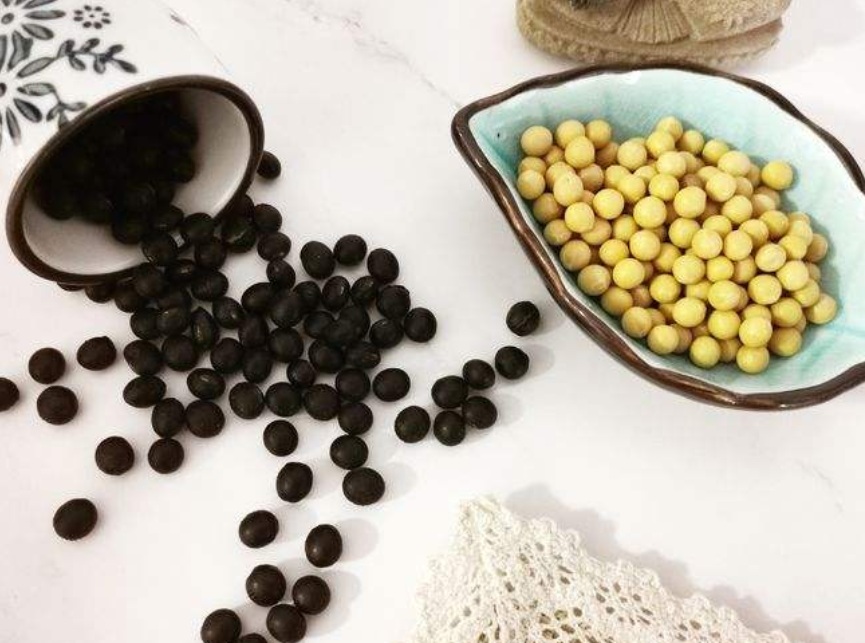 黑豆和黄豆有什么不同，黄豆黑豆各自的功效