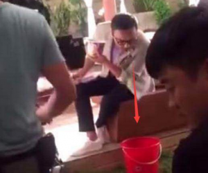 汪涵拍老坛酸菜广告曾边吃边吐，赤脚踩酸菜员工现身说法