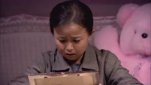 樱桃红之袖珍妈妈周兰生下的孩子