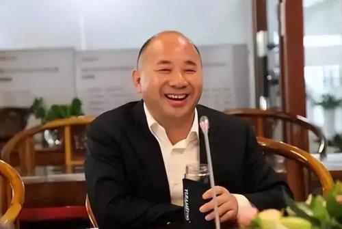 中国首富文化程度最低的是谁