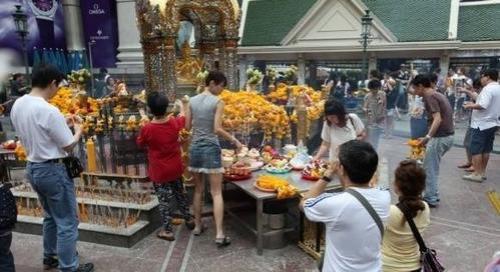 星汉灿烂后妈拜的是什么佛