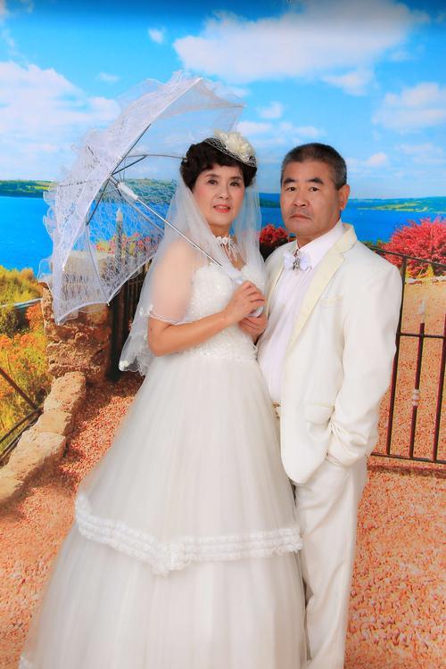 银婚中黎妮和机长离婚了没