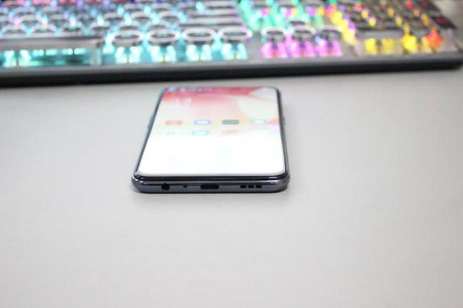 opporeno4听筒中间是凹进去的吗