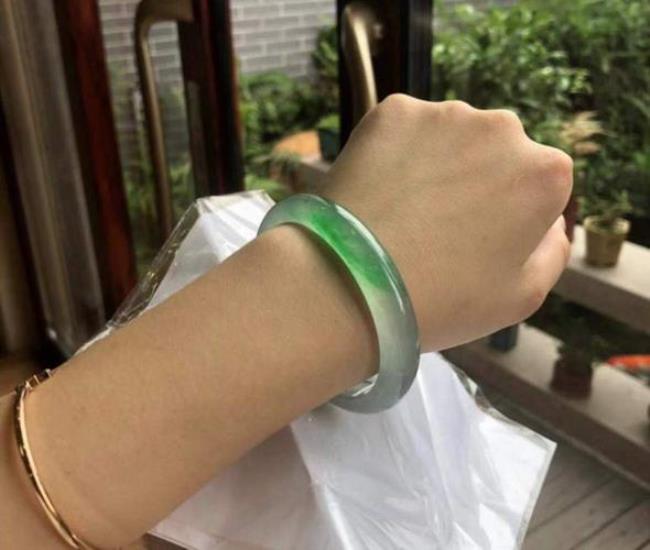 女生右手戴手镯什么意思