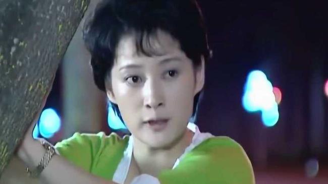 非亲姐妹依璇为什么要害卢月