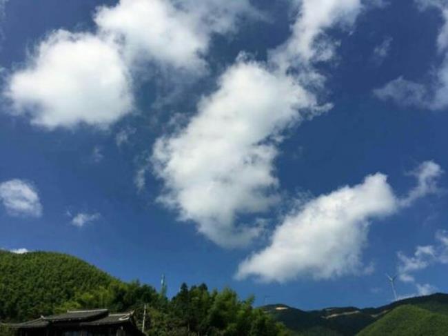 白云飘在蓝天里原唱男声