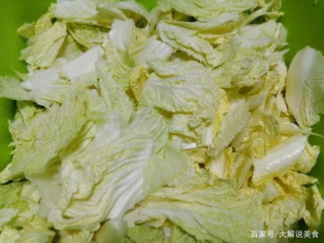 冬月白菜家家有的意思是