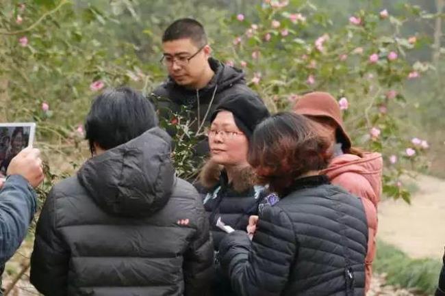 茸红剪处妙罗胸.这首诗什么意思