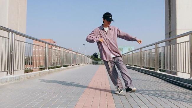 鬼步舞怎样跳的标准