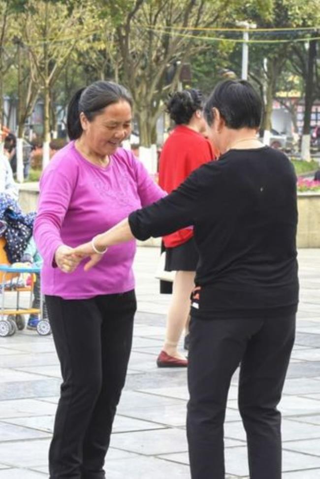 广场舞是怎么跳起来的