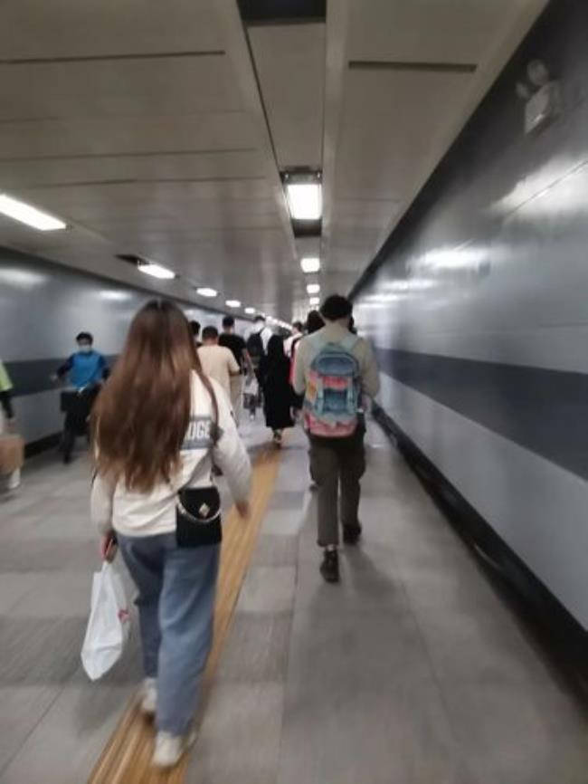 上下楼和在路上都要靠哪侧走