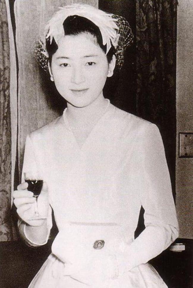 日本皇后美智子身高