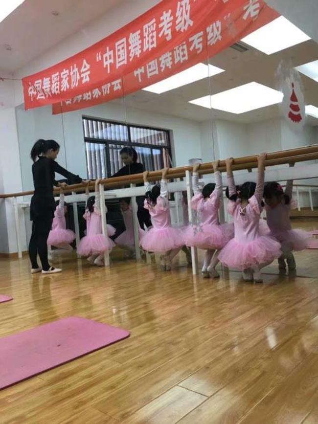 中国舞考级可以一二一块考吗