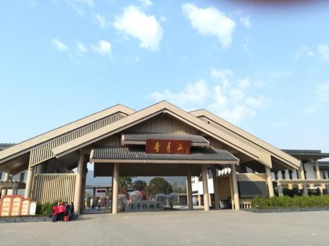 青秀山东门通北门么