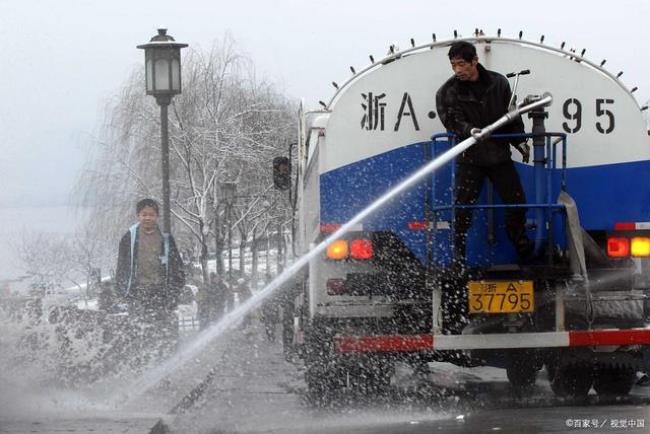 公路上为什么要用洒水车洒水