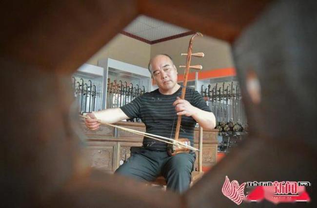 二胡是用什么拉的