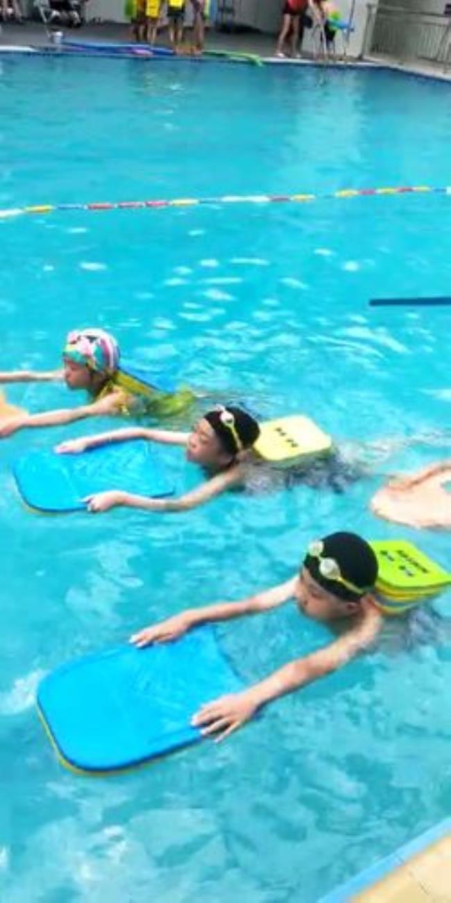 小孩学自由泳多久能学会