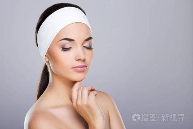 摸下巴是什么意思