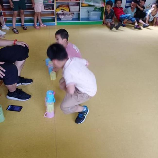 杯子道具的手指游戏