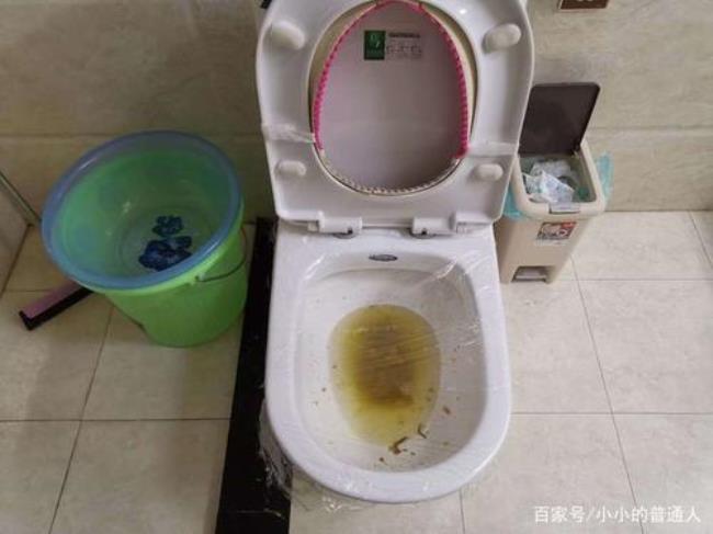 往马桶里倒水会破坏马桶功能吗