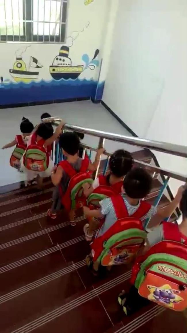 幼儿下楼梯常规口令