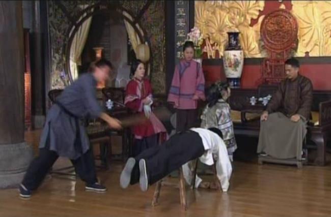 电视上杖刑是真往屁股上打吗