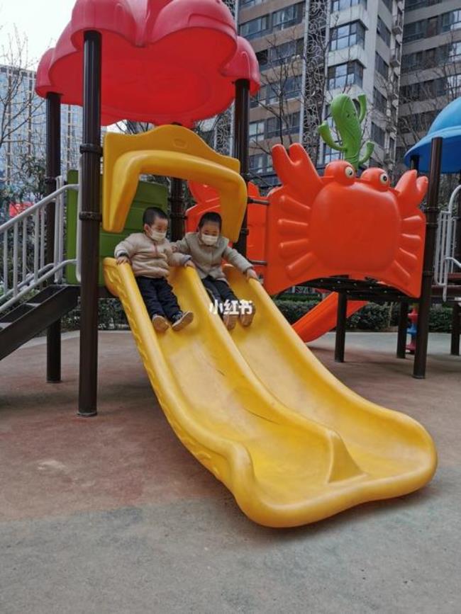 儿童游乐园玩沙滑滑梯文案