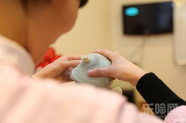 通乳挤奶手法及技巧