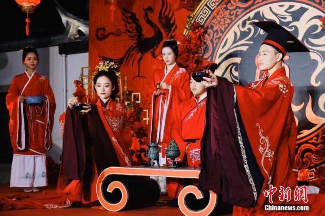 共饮合卺酒同戴同心结