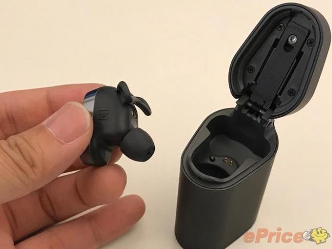 sony蓝牙耳机充电红灯一直闪