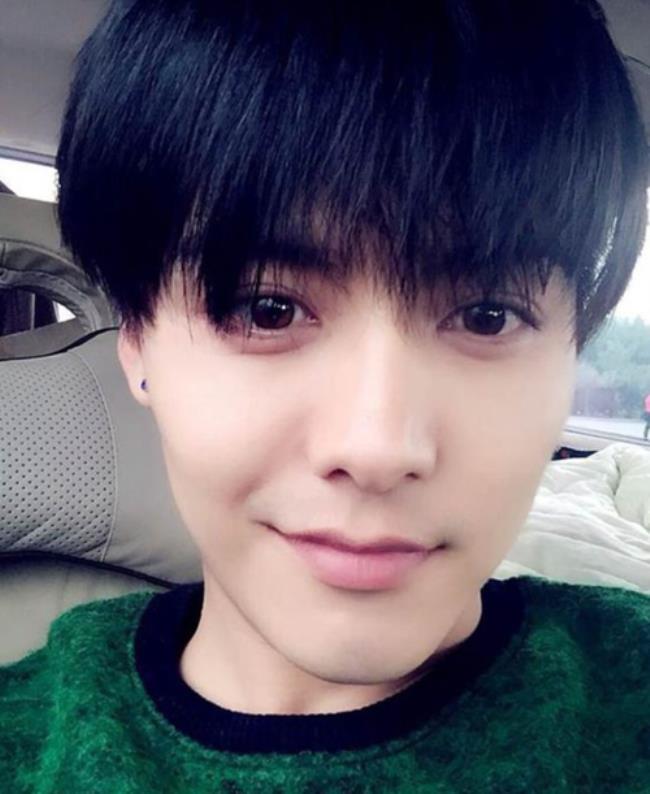 为什么男生内双更帅