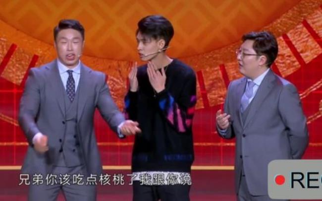秦霄贤他爸是干什么的