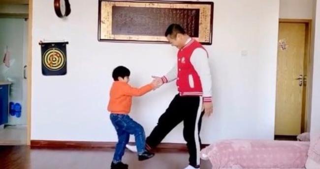 一双小脚碰碰是什么意思