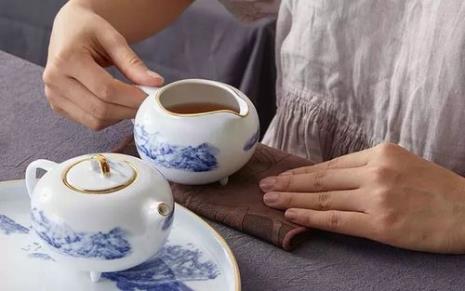 加茶水的正确方法
