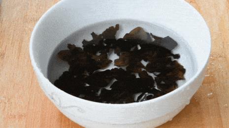 什么水泡茶会变黑色