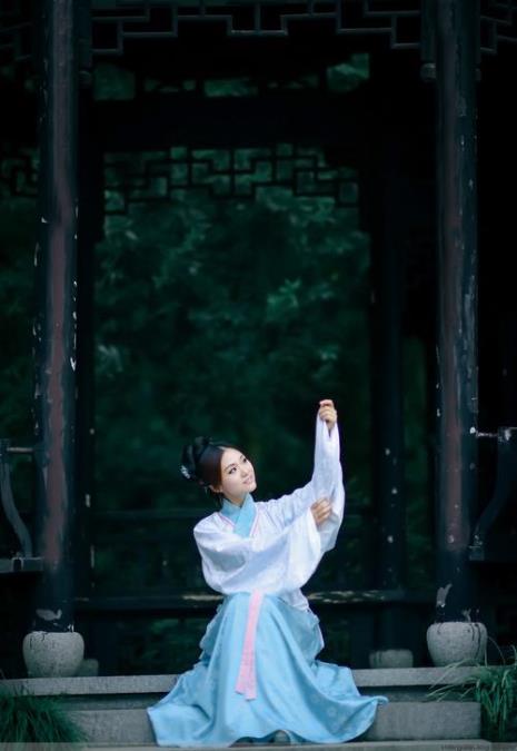 描写美女干活跳舞的诗