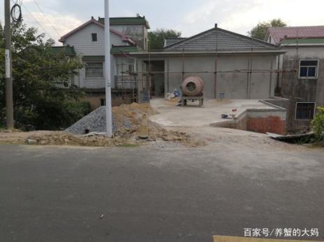 刚买的房子前面是条河
