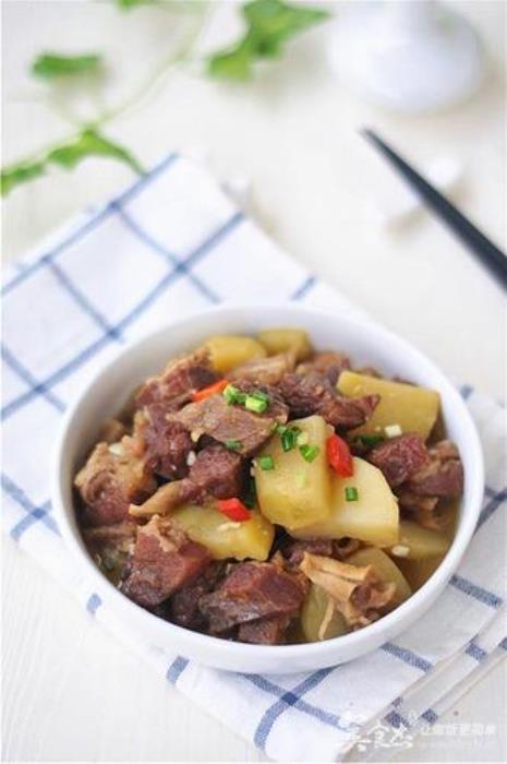 红烧牛腩土豆家常做法无辣椒