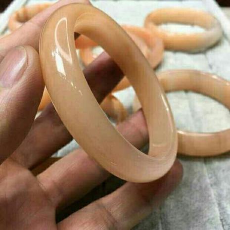 佘太翠手镯中的红沙是裂吗