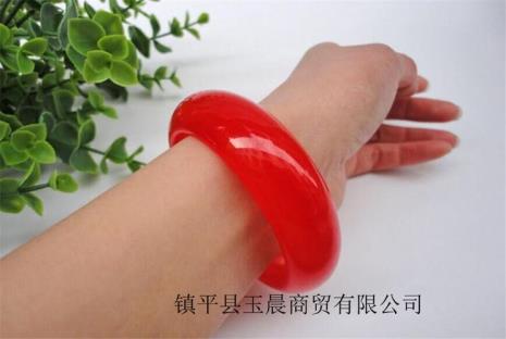 红色的手镯一般都是什么材质的
